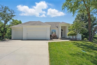 165 NE Hidden Ridge Ln, Lees Summit, MO 64064