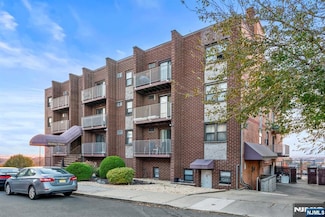 201 12th St Unit 20, Palisades Park, NJ 07650