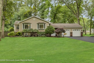 8 Coventry Ct, Manalapan, NJ 07726