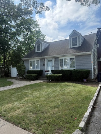35 Midwood Ave, Farmingdale, NY 11735