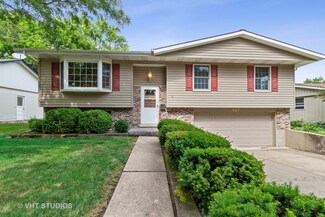 567 S 5th St, West Dundee, IL 60118