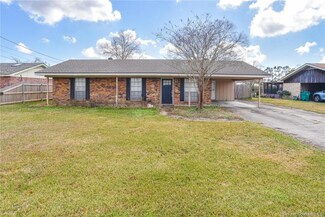 403 Hollywood Ln, Sulphur, LA 70663