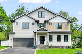 7 Maplewood Dr, Livingston, NJ 07039