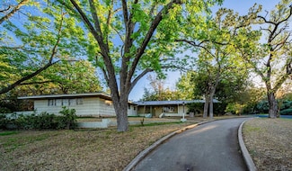 809 W Travis St, Fredericksburg, TX 78624