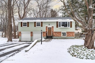 25 Bayberry Dr, Clifton Park, NY 12065