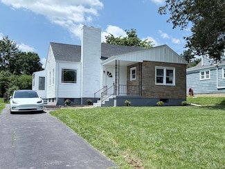 589 Quaker Ln S, West Hartford, CT 06110