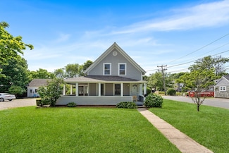 93 Sea St, Hyannis, MA 02601