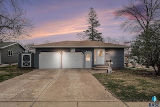 204 N West Ave, Madison, SD 57042