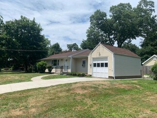 130 Lakeside Dr N, Piscataway, NJ 08854