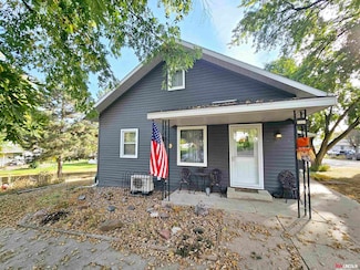 112 S Main St, Saronville, NE 68975