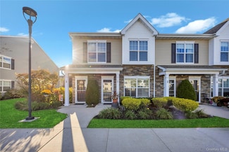 17 Hunter Dr, Central Islip, NY 11722