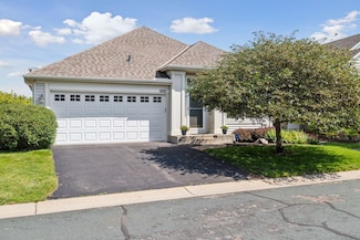 2102 Clover Ct, Chanhassen, MN 55317