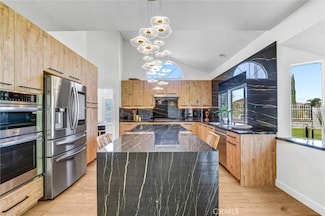 22411 Holly Ct, Santa Clarita, CA 91390