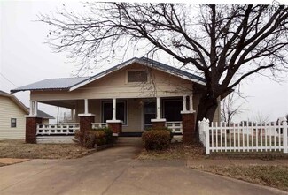 100 E Summit Ave, Electra, TX 76360