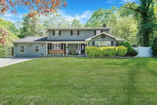 2 Harbor Cir, Centerport, NY 11721