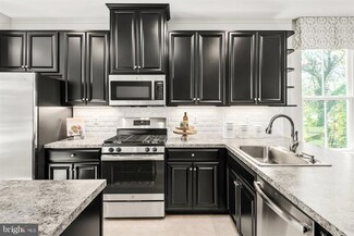 195 Woodgate Cir Unit CLARENDON-MIDLEVEL, Pasadena, MD 21122