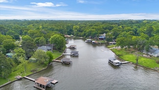 206 Oak Hills Dr, Mabank, TX 75156