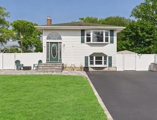 147 Connetquot Rd, Oakdale, NY 11769