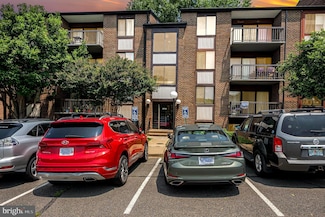 9720 Kingsbridge Dr Unit 302, Fairfax, VA 22031