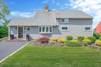 51 Pewter Ln, Hicksville, NY 11801