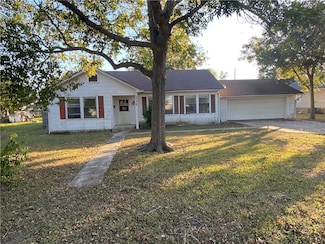 215 W Heard St, Refugio, TX 78377