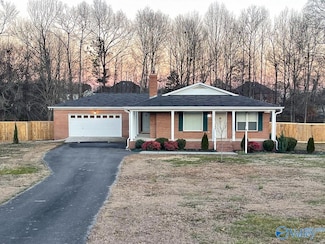 571 Wade Rd SE, Owens Cross Roads, AL 35763