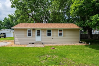 112 NW Adams St, Hopedale, IL 61747
