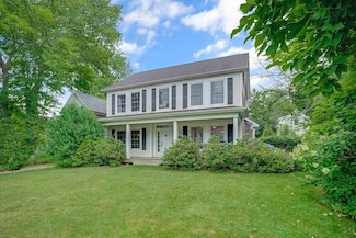 128 W Spring St, Vineyard Haven, MA 02568