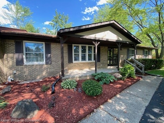 24694 Creekside Dr, Farmington Hills, MI 48336