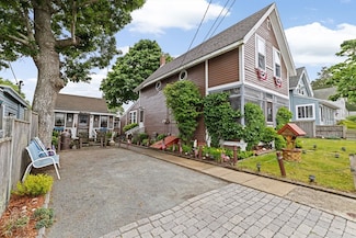 15 6th St, Wareham, MA 02538