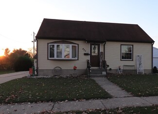 437 N Oakhill Ave, Janesville, WI 53548