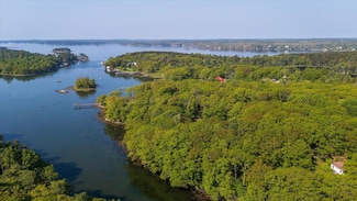 16 Flos Ln, Boothbay, ME 04537