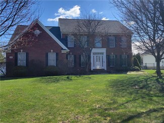 35 Norwood Ln, Orchard Park, NY 14127
