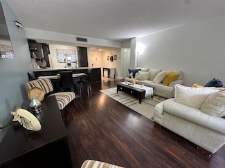 5220 Las Verdes Cir Unit 3220, Delray Beach, FL 33484