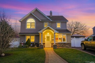18 Plow Ln, Levittown, NY 11756