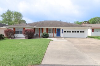 608 S 5th St, Nederland, TX 77627
