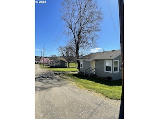 604 NE Faculty Row, Myrtle Creek, OR 97457