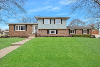 2804 Mockingbird Ln, Bloomington, IL 61704