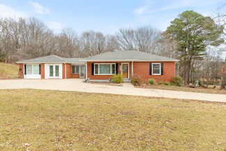 1118 N Charlotte St, Dickson, TN 37055