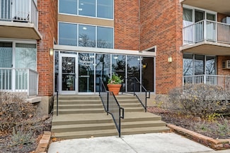 2211 S Highland Ave Unit 3E, Lombard, IL 60148