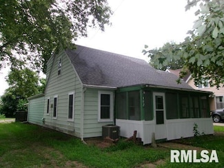 102 N Park Ave, Manito, IL 61546