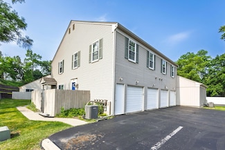 286 1st St Unit 8, Rochester, MI 48307
