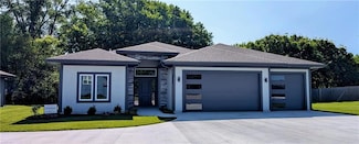 15905 S Lindenwood Dr, Olathe, KS 66062