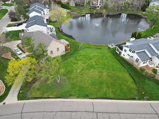 1062 Forest Bay Dr, Waterford, MI 48328