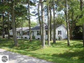 503 W 2nd St, Elk Rapids, MI 49629