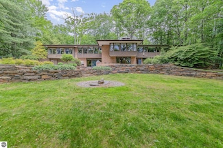 393 Hiawatha Dr, Mount Pleasant, MI 48858