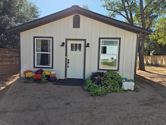 421 E Orchard St, Fredericksburg, TX 78624