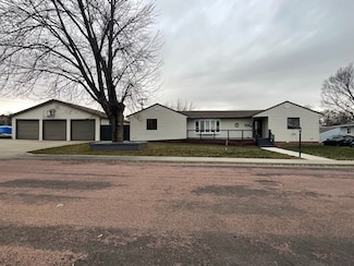 208 Lakeview Ave, Chamberlain, SD 57325