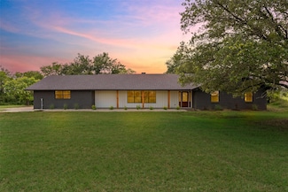 1012 W Trinity St, Groesbeck, TX 76642