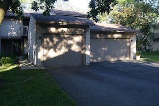 823 Gladstone Dr, Vernon Hills, IL 60061